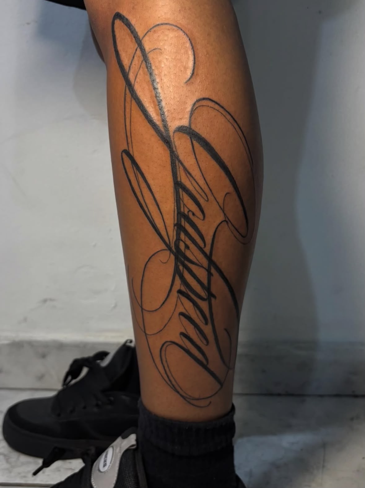 Tatuagem lettering script cursivo na perna — Vênus Tattoo, Penha RJ