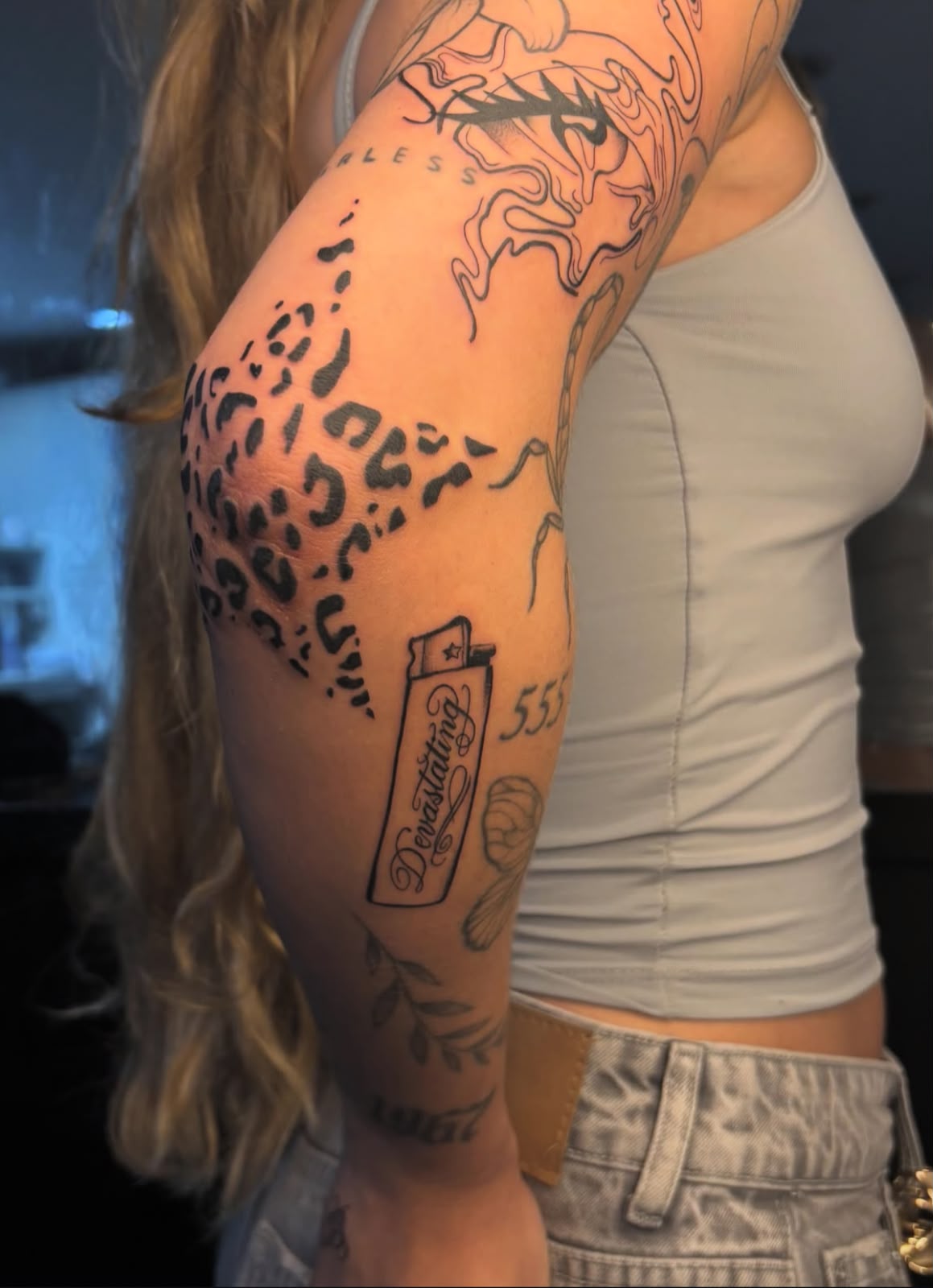 Tatuagem blackwork sleeve com estampa leopard — Vênus Tattoo, Penha RJ
