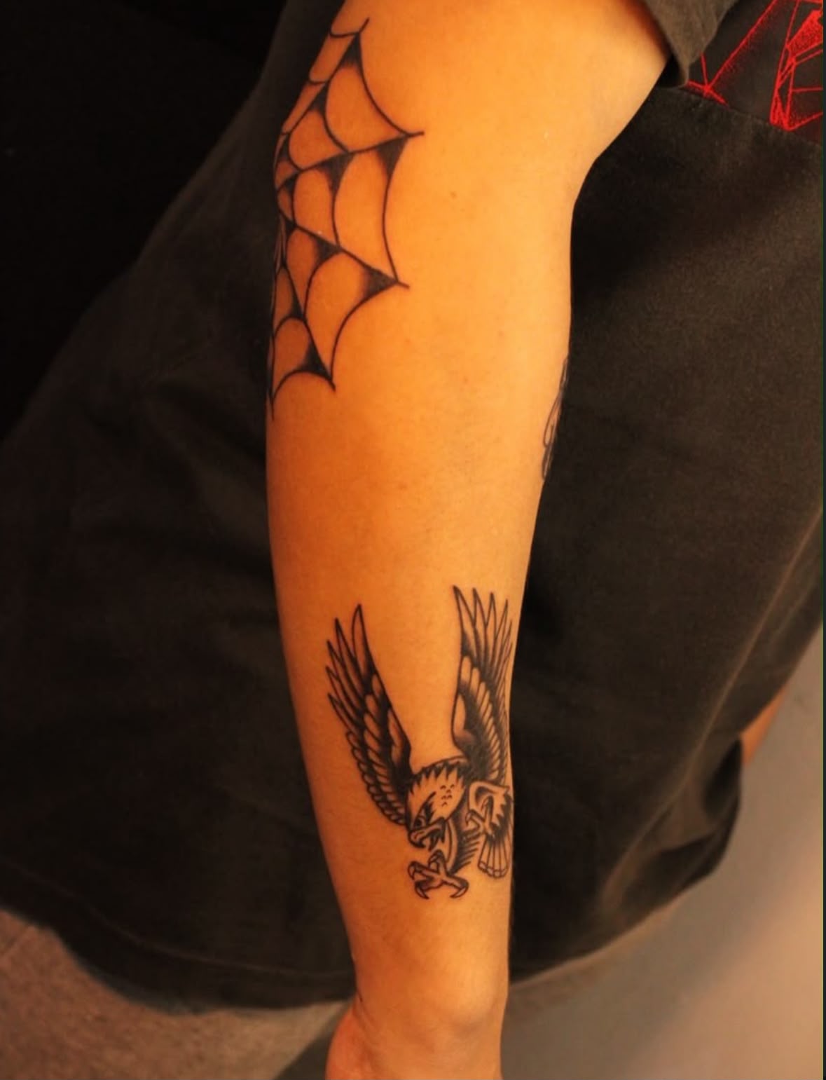 Tatuagem old school teia de aranha e águia — Vênus Tattoo, Penha RJ