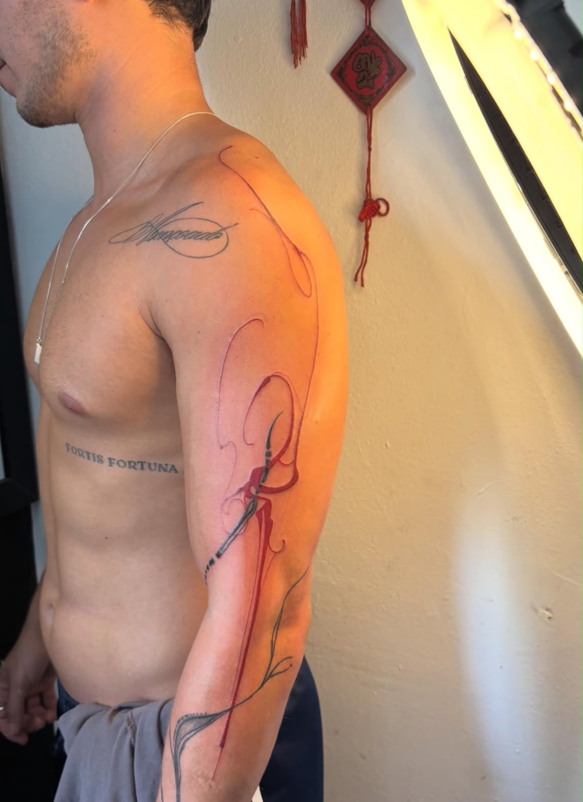 Tatuagem fine line abstrata no braço — Vênus Tattoo, Penha RJ